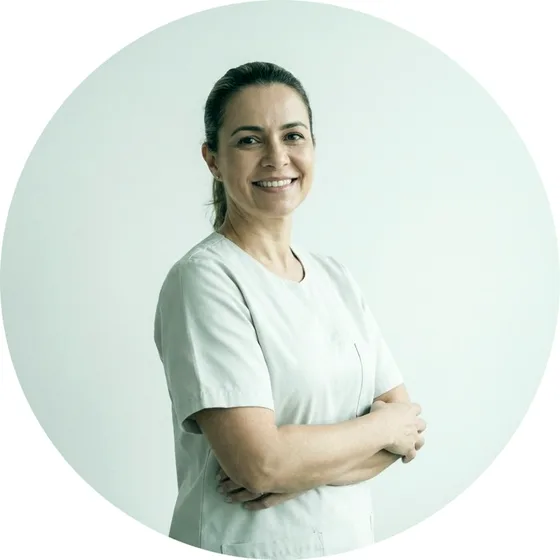 Coordenadora de escala sorrindo, de braços cruzados (imagem ilustrativa)